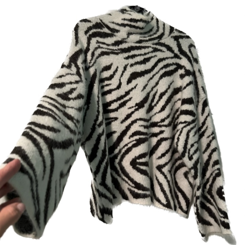 H&M Zebra/Animal Print Sweater White and Black Size Large